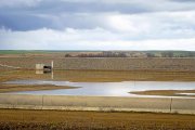 Gran balsa de 117 hectáreas de superficie, capaz de contener 10 hectómetros cúbicos de agua, que se abastecerá del Cea en época invernal.-MIGUEL ÁNGEL SANTOS