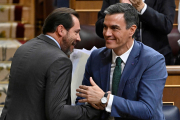 Óscar Puente y Pedro Sánchez, en una imagen de archivo, durante la investidura fallida de Alberto Núñez Feijóo.-JAVIER SORIANO.