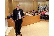 Avelino Álvarez posa con el bastón de mando de Laguna de Duero.- TWITTER PP LAGUNA