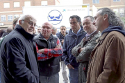 Mediavilla, Dujo y Palacín ayer, esperan la mercancía a las puertas del Banco de Alimentos de Valladolid.-ICAL