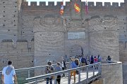 Un grupo de turistas se dirige a la puerta del Castillo de la Mota.-S. G. C.