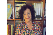 Teresa Pérez, frente a su biblioteca./ ArgiComunicación