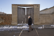 Arriba, Benjamín y Josefina conversan a las puertas de la casa de ésta. En la imagen principal, el alcalde de Aguasal, José Nieto. PABLO REQUEJO / PHOTOGENIC