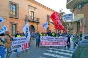 Policías Municipales piden la equiparación salarial y el pago de festivos y horas extra, ayer ante el Ayuntamiento.-EL MUNDO