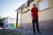 Roberto Gómez, junto al lugar en el que mataron en 2007 a su hijo Óscar, en el bar que el joven regentaba en Tordesillas. | PHOTOGENIC CARLOS LLORENTE