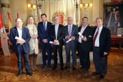 El alcalde de Valladolid, Óscar Puente, junto a los premiados con los Premios 'Piñones de Oro', que otorga la Casa de Valladolid en Madrid.-ICAL