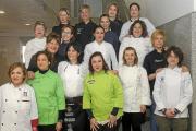 Foto de familia de las fundadoras de la asociación de cocineras de Castilla y León, ‘Entretantas’, ayer, en la Escuela de Cocina Alcazarén de Valladolid.-J. M. Lostau