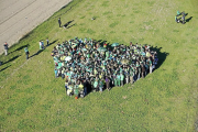 Vista aérea del corazón formado por las familias que ayer participaron en la jornada medioambiental.-Drontecnic.com