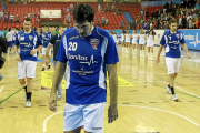 Ávila, en primer plano, abandona cabizbajo la cancha tras la conclusión del Atlético-Teucro-J.M.Lostau