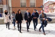 La alcaldesa, Raquel González y el presidente de la Diputación, Conrado Íscar, durante la visita a Renedo, ayer. EL MUNDO