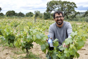 Javier Gajate, en la finca La Fuente Borrego de Sobradillo, junto a las cepas y su vino Vaélico.-ARGICOMUNICACIÓN