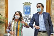 Olga Mohíno y Guzmán Gómez se dan el codo tras firmar el pacto de Gobierno, ayer en Medina del Campo. SGC