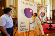 El autor del cartel de las Fiestas de la Virgen de San Lorenzo y la concejala Ana Redondo, con el cártel. J. M. LOSTAU