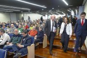 Jesús Julio Carnero dialoga con María José Monzón y Jesús Mozo ayer, en el salón de actos de la FRMP.-EL MUNDO