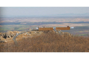 Recreación del mirador de Peñas Llanas, en Segovia, con una plataforma en suspensión sobre la Sierra de Ayllón que se inaugurará a finales de este año. PATRIMONIO NATURAL