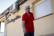 Roberto Gómez, junto al lugar en el que mataron en 2007 a su hijo Óscar, en el bar que el joven regentaba en Tordesillas. PHOTOGENIC