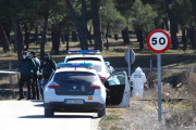 Agentes de la Guardia Civil en el lugar en el que fue hallado el cadáver de Esther.- J. M. LOSTAU