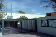 Entrada del colegio Miguel Delibes de Aldeamayor de San Martín-L. G.