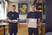 Dani Velázquez y Teo Rodríguez en el interior del restaurante vallisoletano Trasto. /  E. M.