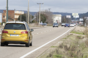 Imagen de archivo de la carretera, caracterizada por el intenso tráfico, que se ensanchará por la derecha en lo que ahora es un camino.- PHOTOGENIC.