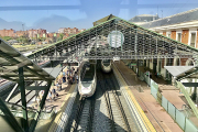 Un grupo de viajeros sube a un tren en la Estación Campo Grande de Valladolid.- ICAL