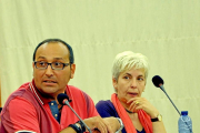 Los ediles de IU Javier de la Rosa y Carmen Alonso en un Pleno-Santiago G. Del Campo