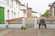 Un niño juega con su camión en las calles de Mayorga, donde se puso en marcha la ayuda por nacimiento en 2015.-ICAL