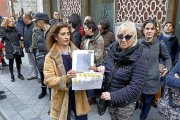 Trabajadores de la hostelería se concentran a las puertas del Serla para hacer presión ayer, durante el encuentro de patronal y sindicatos.-J. M. LOSTAU