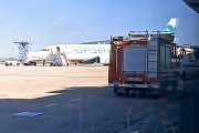 Imagen del avión desviado al aeropuerto de Villanubla junto a los vehículos de emergencia desplegados. E. M.