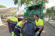 Trabajadores del servicio de limpieza de Valladolid.- E. M.