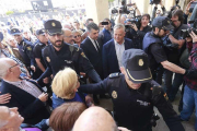 Los representantes de Ciudadanos en Burgos tuvieron que ser escoltados por la Policía Nacional para acceder al Ayuntamiento.-RAÚL OCHOA