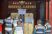 Momento en el que los agentes proceden a precintar el Club Latino de Valladolid tras la macrorredada.- J. M. LOSTAU