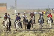 Caballistas durante el primer encierro de Medina deL Campo-J.M. Lostau