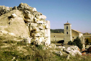 Iglesia y restos del castillo en el núcleo urbano de San Martín de Valvení, con figura obsoleta de planeamiento.-S.M.V.