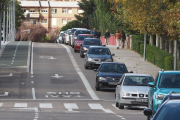 Hilera de coches en el  carril del  puente del Poniente.-PHOTOGENIC