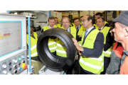 El presidente observa una cubierta mientras el director de la factoría le explica los detalles de fabricación, ayer durante su visita a la planta.-I.L.MURILLO