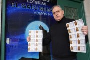 Julio Díez en su administración de lotería en la plaza Mayor de Valladolid.- J. M. LOSTAU