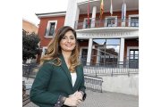 La alcaldesa de Zaratán, Susana Suárez, frente a la fachada de la Casa Consistorial.-J.M. LOSTAU