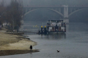 La niebla densa provocó desvíos y cancelaciones en aeropuertos de Castilla y León.-J.M. LOSTAU