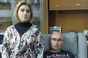 Lourdes, junto a su esposo Rafa, enfermo de ELA, que lleva un año sin salir de casa. E.M.