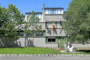 Fachada del colegio Miguel Hernández de Laguna de Duero, uno de los dos en los que se va a intervenir.-J.M. LOSTAU