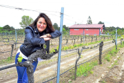 La enóloga Cristina Carrillo, junto a los viñedos y la pequeña bodega, situados en el límite entre la Comunidad de Madrid y el sur de la provincia de Ávila.-ARGI