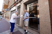 Vecinos comentan el suceso en el número 32 de la calle linares, uno de los portales donde ocurrieron los hechos. / PABLO REQUEJO / PHOTOGENIC