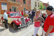 El público se concentra junto a un Citroen antiguo, del medio centenar de vehiculos que participaron en el encuentro celebrado en la Plaza Mayor de Cigales.-J.M. Lostau