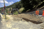 Zanja abierta el lunes junto al puente para comprobar fugas de agua.-Ical