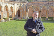 Ángel Almazán, en el interior del monasterio de San Juan de Duero, en Soria. / ArgiComunicación