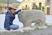 El arqueólogo Juan Pablo López, junto a uno de los verracos de la Plaza de Villatoro, localidad abulense célebre por sus restos arqueológicos de la Edad del Hierro.-ARGICOMUNICACIÓN