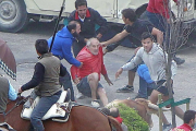 El hombre herido en el último encierro de campo de Portillo, celebrado ayer por la mañana.-J. M. Lostau