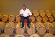 Nacho Arzuaga, en la nave de barricas de la bodega ribereña.-ARGICOMUNICACIÓN