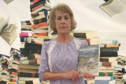 La zamorana María Jesús Otero, con su libro sobre la tragedia de Ribadelago ‘Tráeme una estrella’, en una de sus recientes presentaciones por la geografía de Castilla y León.-ARGICOMUNICACIÓN